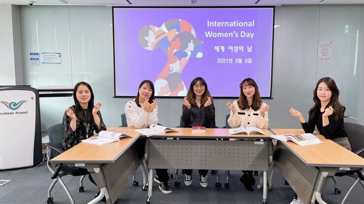 Female team members of the Incheon International Aviation Academy (from left to right) YeonJin Lim, SooHyun Ahn, Eun-Byul Kim, SeonMin Yu, JiYoon Park, celebrating International Women’s Day 2021. 