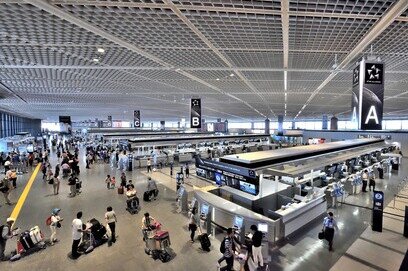 New equipment at Narita Airport will automatically irradiate UV light to sterilize and eliminate 99.9% of bacteria and viruses on both sides of the trays.