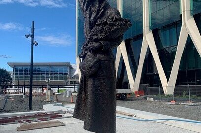 Auckland Airport, Jean Batten statue 