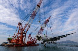 AAHK: Cargo aircraft fuselage lifted