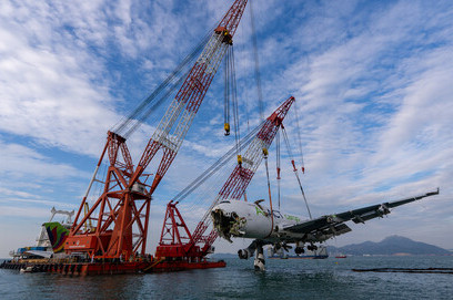 AAHK: Cargo aircraft fuselage lifted